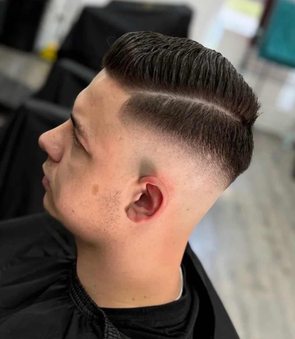 Präziser Fade mit Seitenscheitel aus dem Barber Shop Leonding