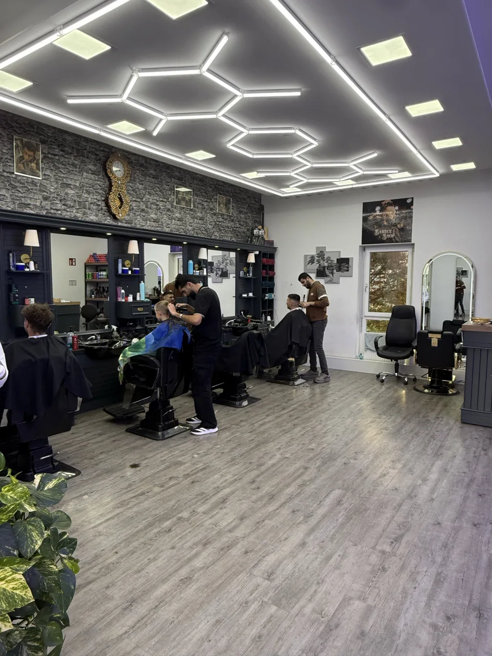 Blick auf die Arbeitsplätze und das Team im Barber Shop Leonding